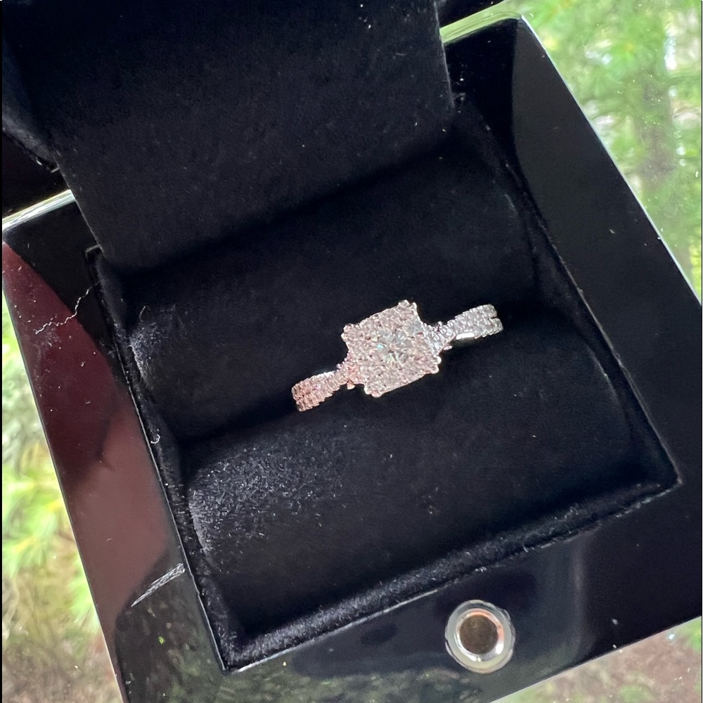 New Vera Wang 14K White Gold 1/2 Carrot Diamond Ring - Picture 4 of 7